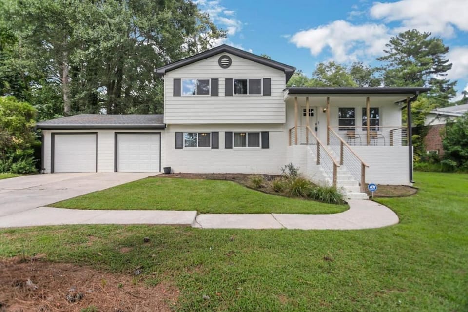 Cozy Cumberland ATL Home w Hot Tub House in Atlanta