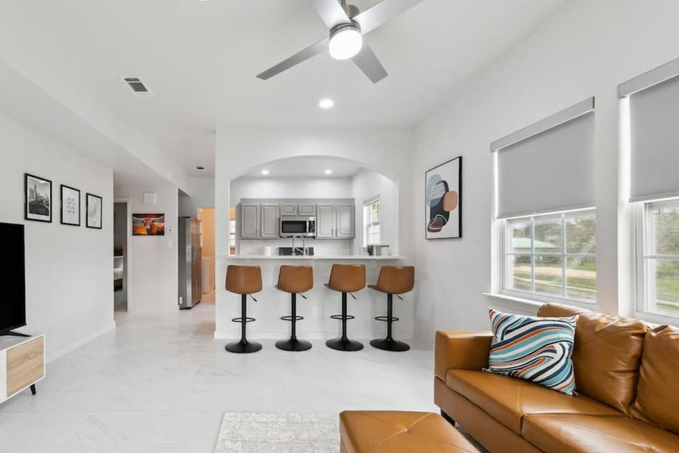 TV and multimedia, Kitchen or kitchenette, Living room, Seating area