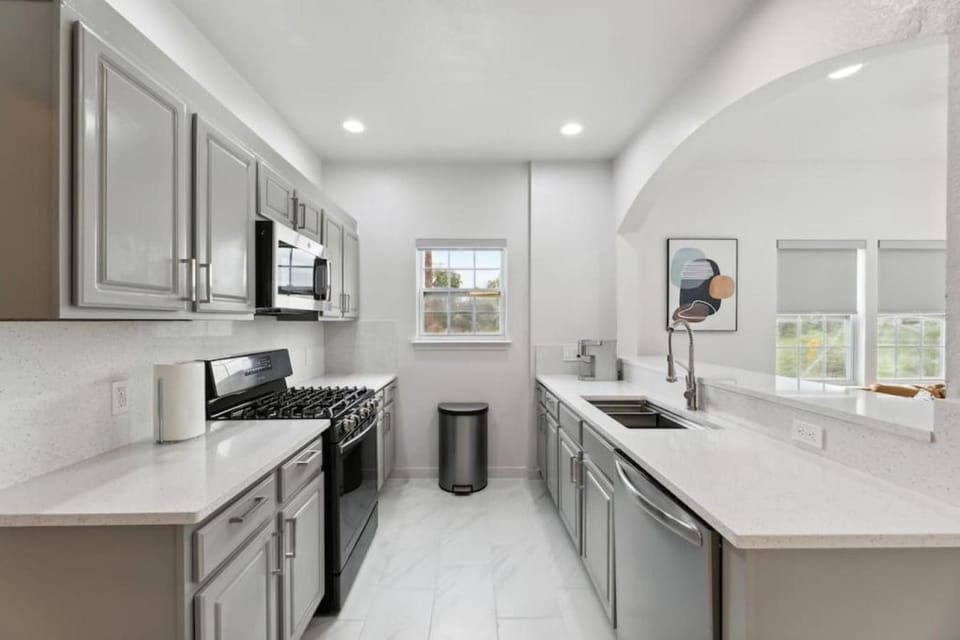 Kitchen or kitchenette, minibar, stove