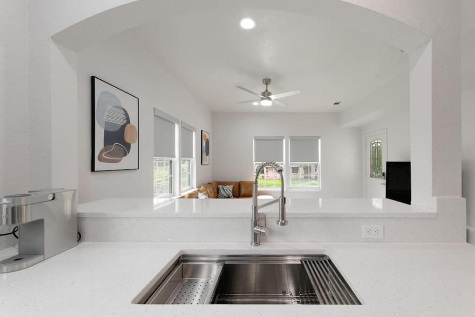 Kitchen or kitchenette, fireplace