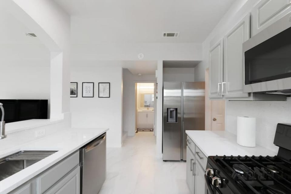 Kitchen or kitchenette, dishwasher, stove