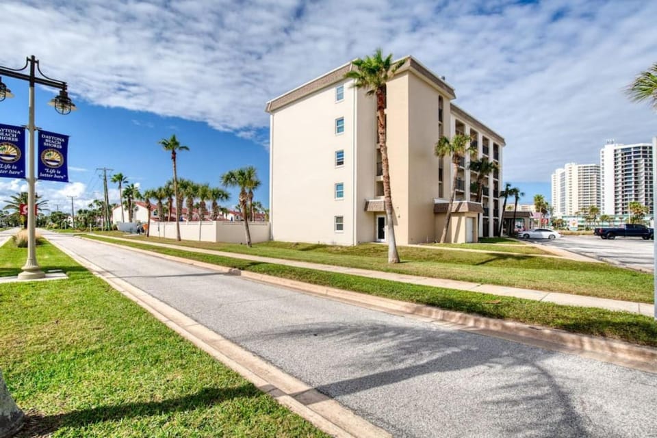 Kings Oasis Oceanview Pool BBQ Grill Apartment in South Daytona