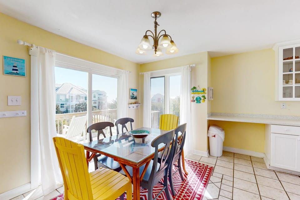 Pleasant ocean view home with balcony, rocking chairs, soaking tub, AC, & W/D House in Emerald Isle
