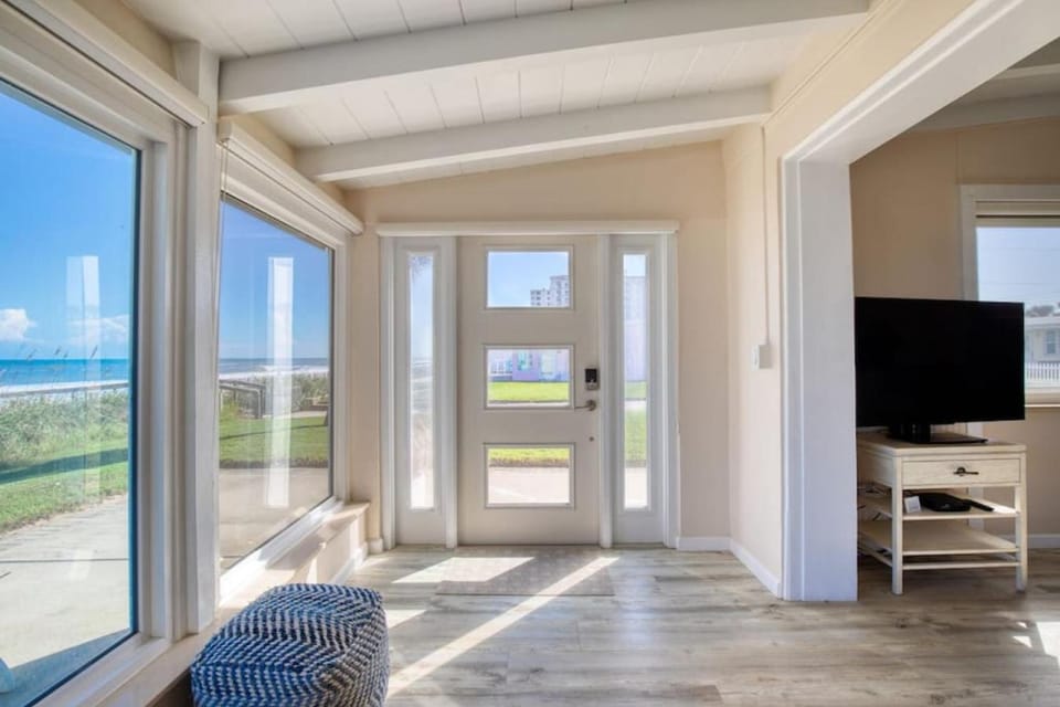 Sunrise Cottage Beachfront Home House in Daytona Beach
