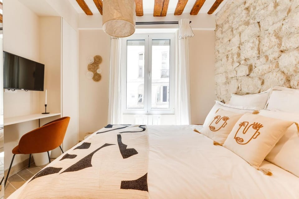 Bed, TV and multimedia, Photo of the whole room, Seating area, Bedroom