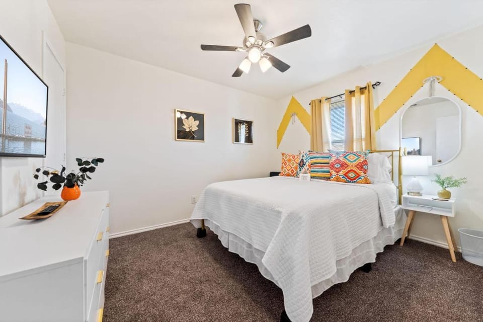 Bed, TV and multimedia, Photo of the whole room, Bedroom, fireplace