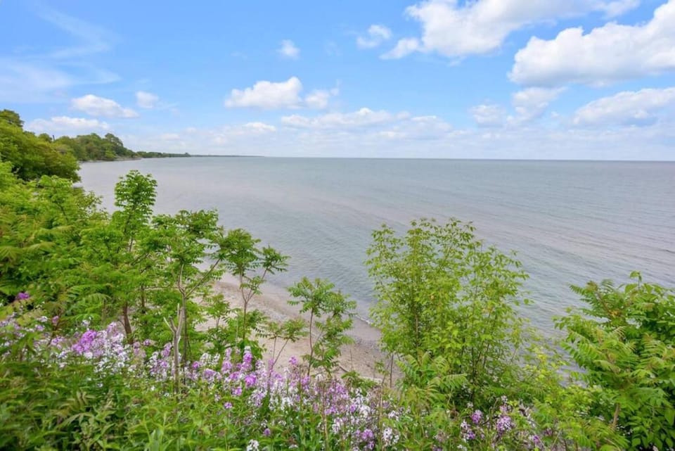 Lakeside Bliss Breathtaking View House in Port Hope
