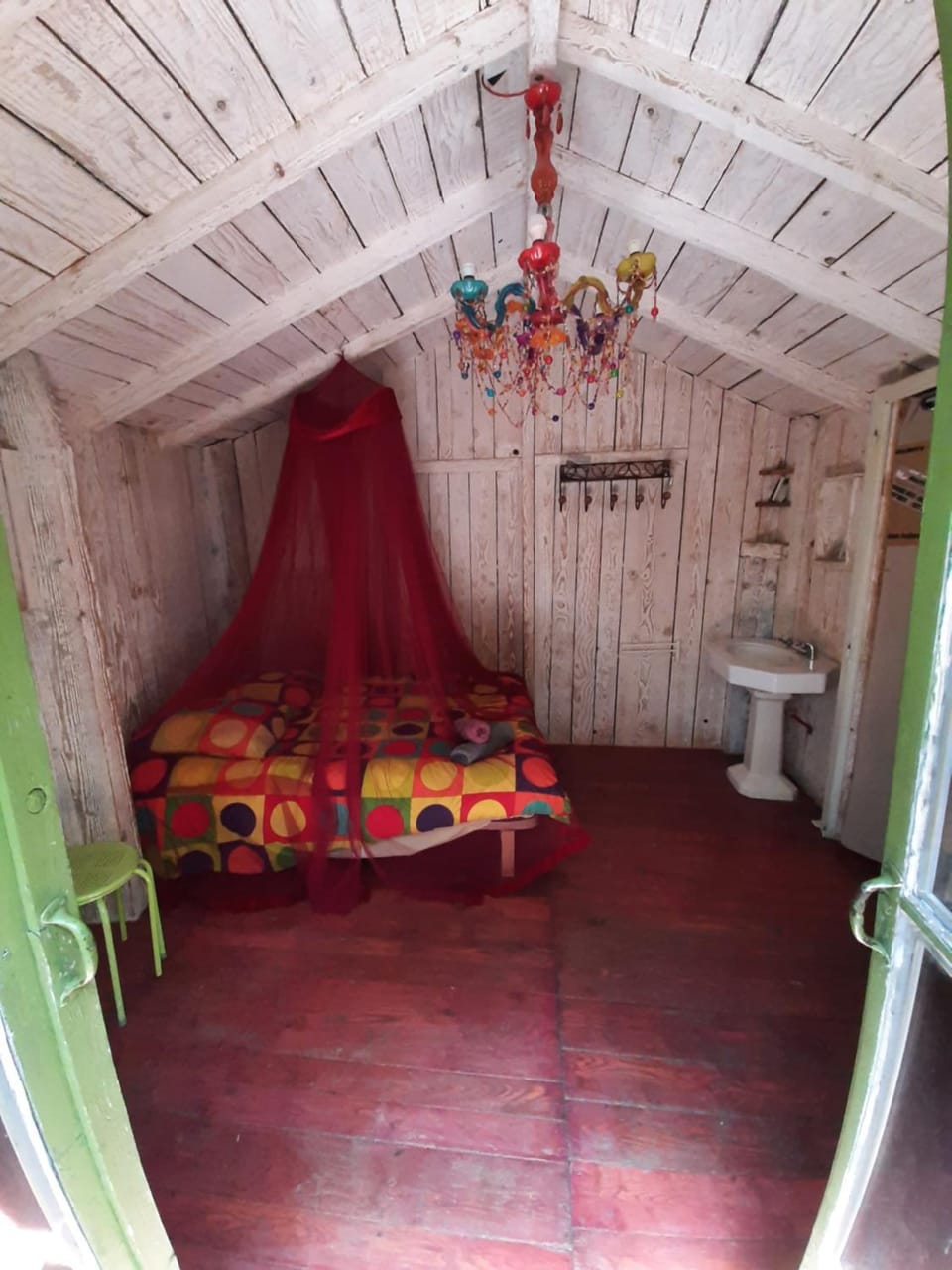 Cabane perchée de Lys dans les chênes verts et le micocoulier Chalet in Occitanie
