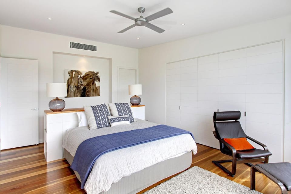 Bed, Photo of the whole room, Decorative detail, Seating area, Bedroom, fireplace, wardrobe