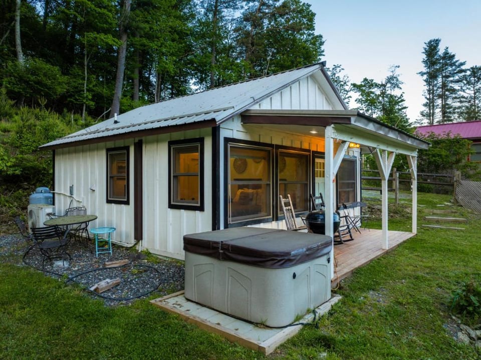 Clementine Cottage at Doe Creek House in Watauga