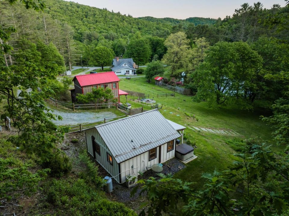 Clementine Cottage at Doe Creek House in Watauga