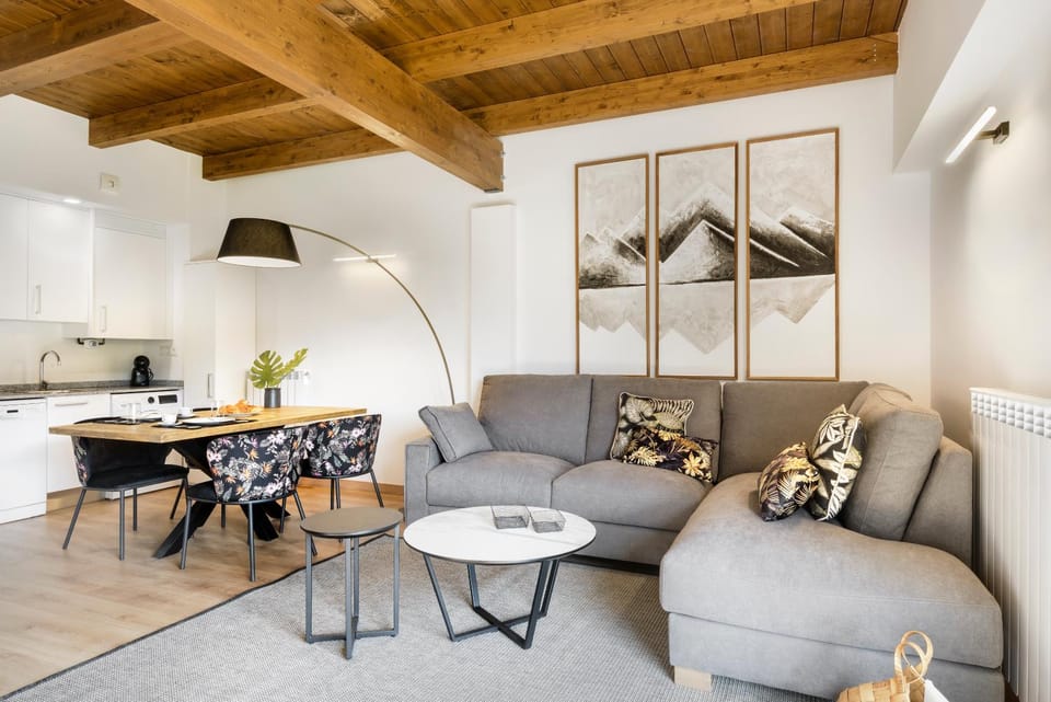 Kitchen or kitchenette, Living room, Seating area, Dining area