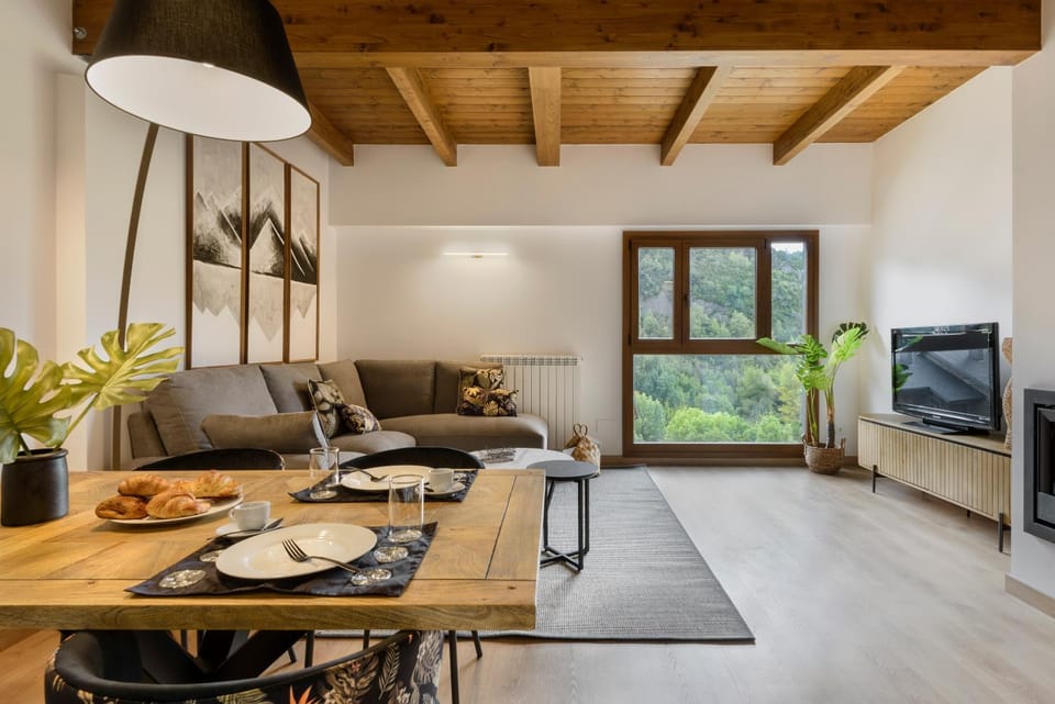 Communal lounge/ TV room, Skiing, TV and multimedia, Kitchen or kitchenette, Living room, Seating area, Dining area, Evening entertainment, Garden view, Landmark view, Mountain view