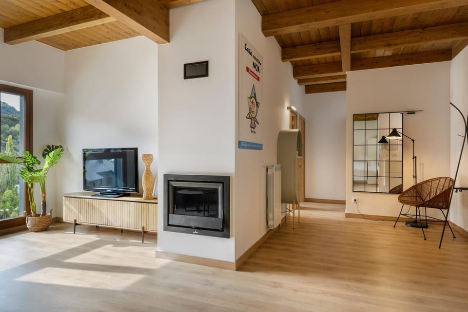 TV and multimedia, Kitchen or kitchenette, Living room, Seating area, flat iron