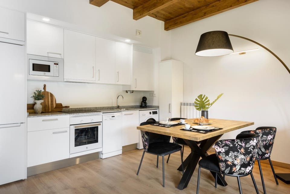 Kitchen or kitchenette, Dining area, dishwasher, minibar, pet friendly, stove, toaster