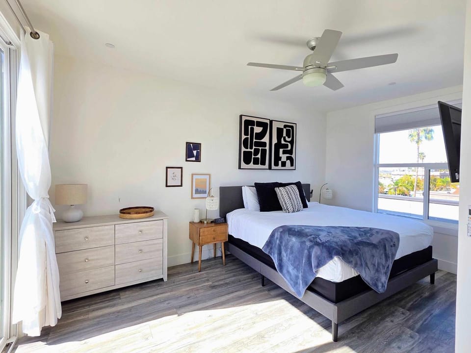 Park Blvd Paradise 303 king bed With a private Spa Apartment in San Diego