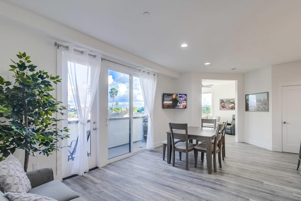 Park Blvd Paradise 304 New construction, king bed! Apartment in San Diego