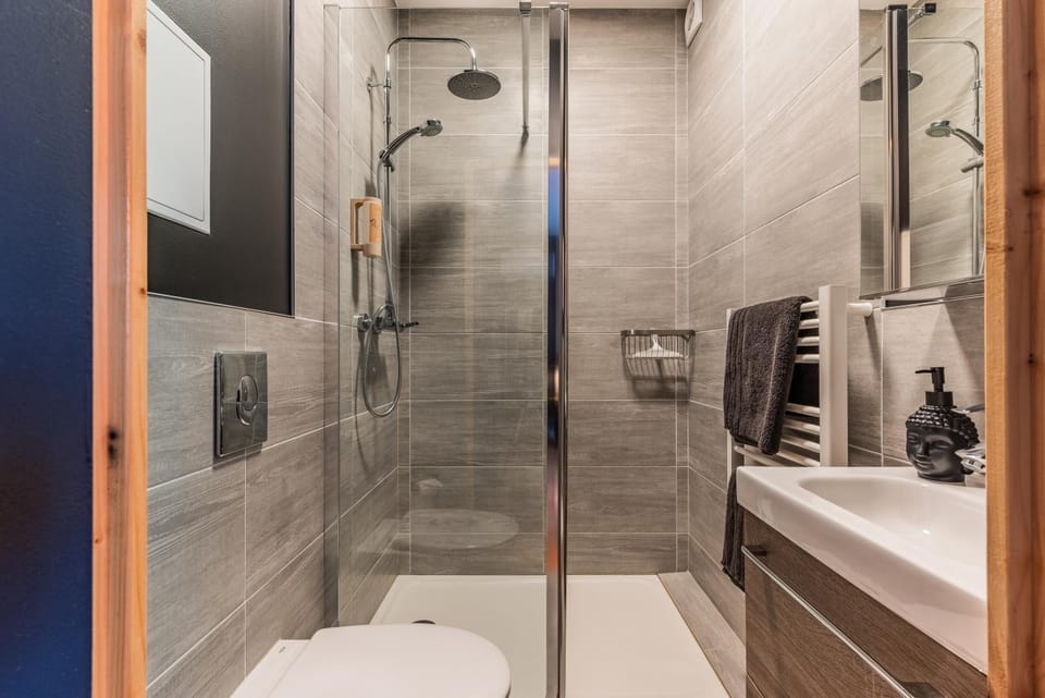 Shower, Toilet, Bathroom, towels