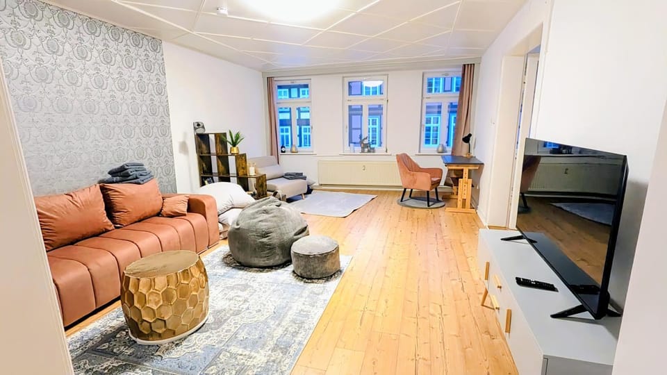 TV and multimedia, Living room, Seating area, Evening entertainment