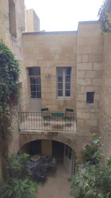 Appartement avec balcon au coeur des Chartrons Apartment in Bordeaux