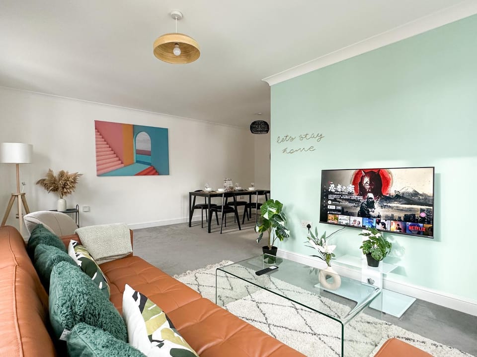 Communal lounge/ TV room, TV and multimedia, Living room, Seating area, Dining area, Evening entertainment