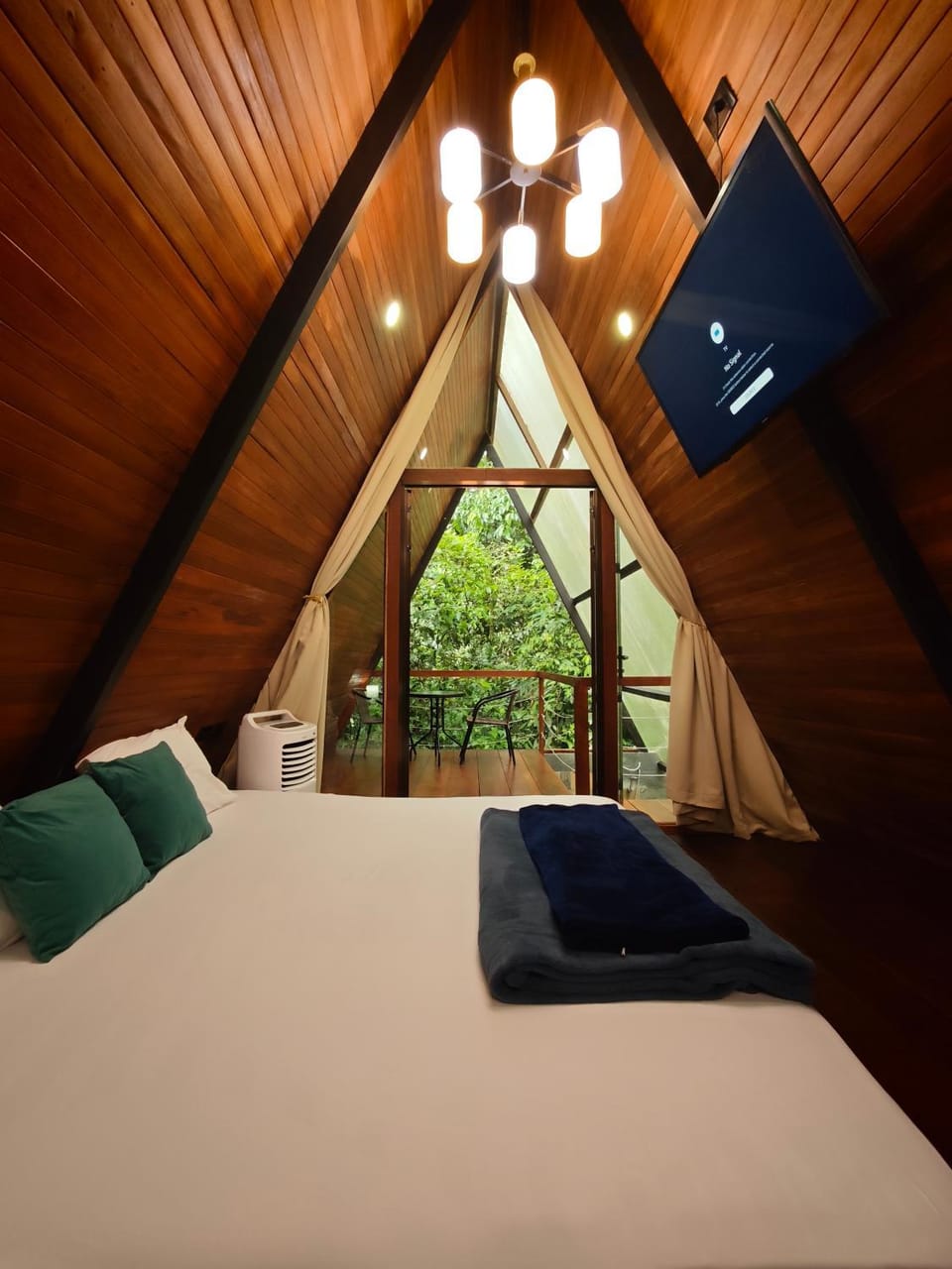 TV and multimedia, Photo of the whole room, Bedroom