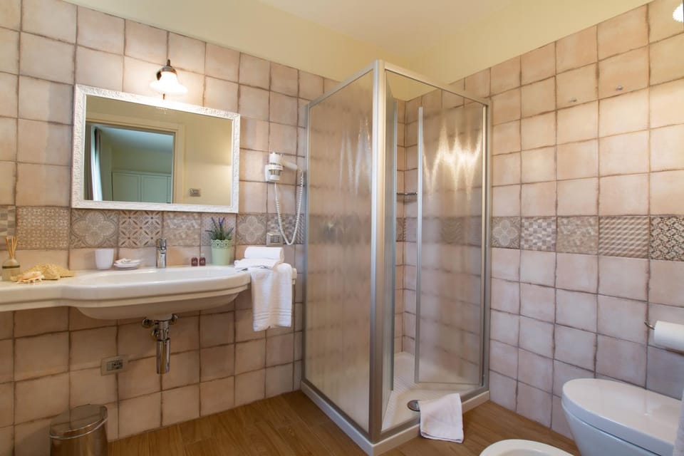 Shower, Toilet, Bathroom, Bathroom