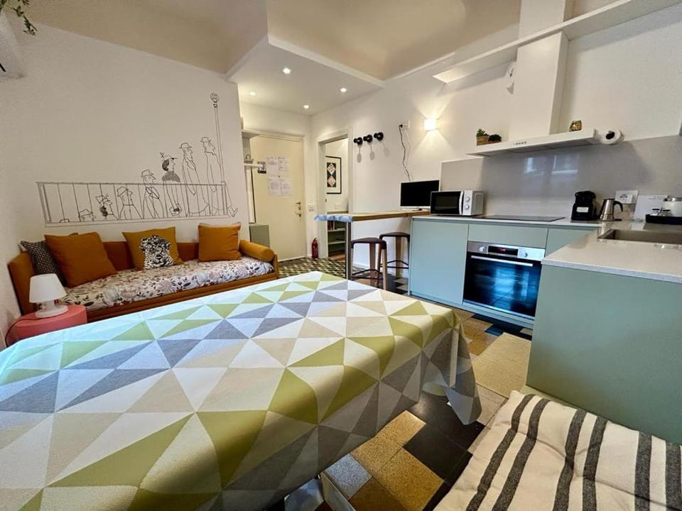 Bed, Kitchen or kitchenette, Living room