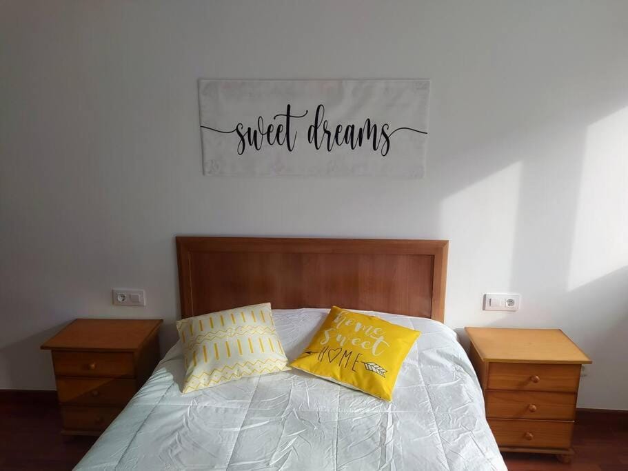 Bed, Photo of the whole room, Bedroom, internet