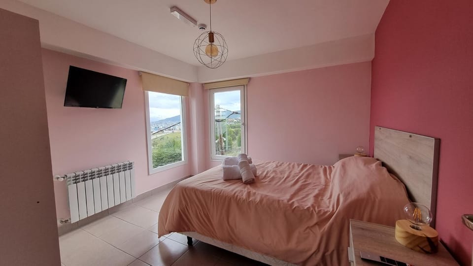 Bed, Natural landscape, TV and multimedia, Photo of the whole room, Bedroom, Mountain view