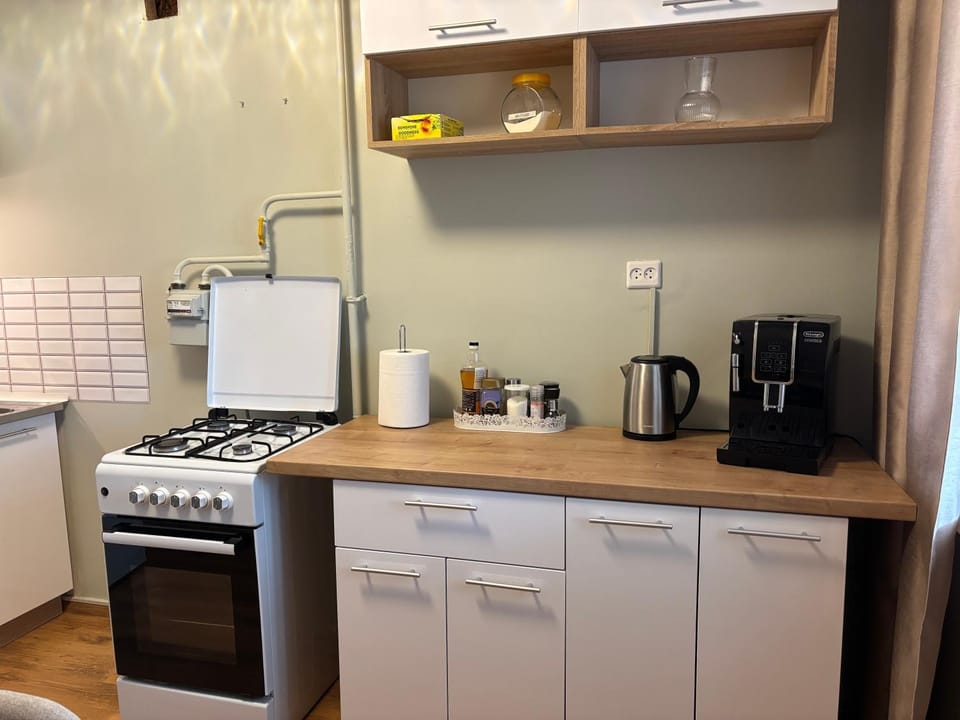 Coffee/tea facilities, Kitchen or kitchenette, oven, stove