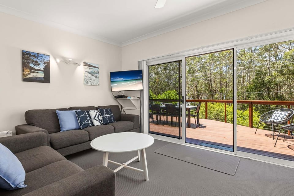 Rocks Place by Experience Jervis Bay House in Vincentia