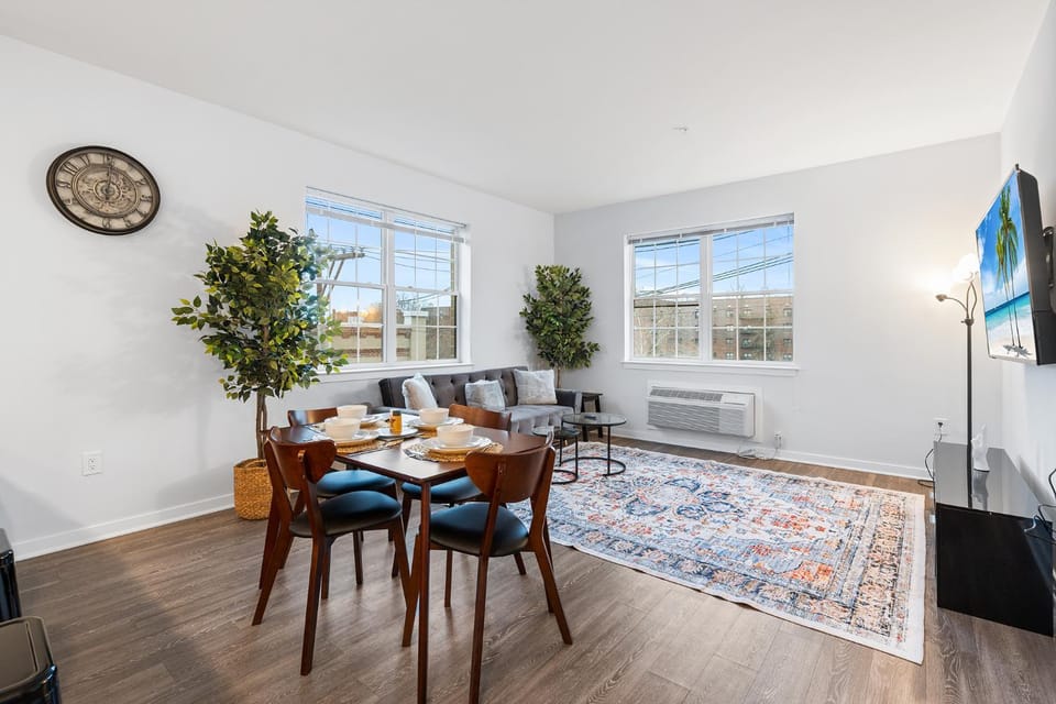 Modern 2BR 2BA Condo Sleeps 8 with Gym Laundry 20 Min to NYC Apartment in Kearny