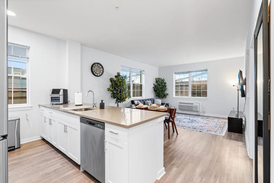 Modern 2BR 2BA Condo Sleeps 8 with Gym Laundry 20 Min to NYC Apartment in Kearny