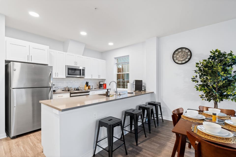 Modern 2BR 2BA Condo Sleeps 8 with Gym Laundry 20 Min to NYC Apartment in Kearny