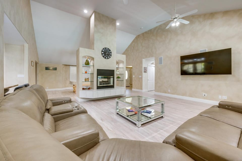 Billiards & Private Pool: Bright Clovis Home! House in Clovis