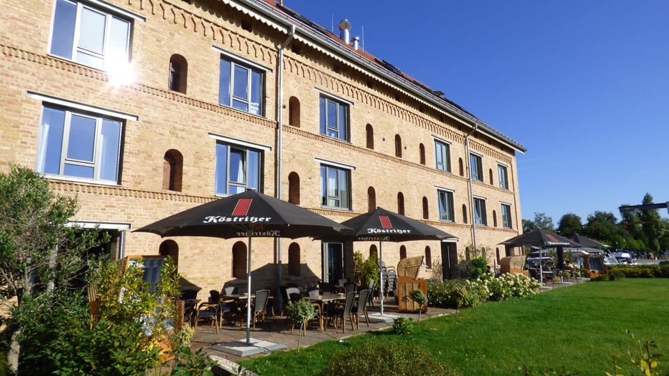 Property building, Patio, Spring, Day, Garden, Garden view