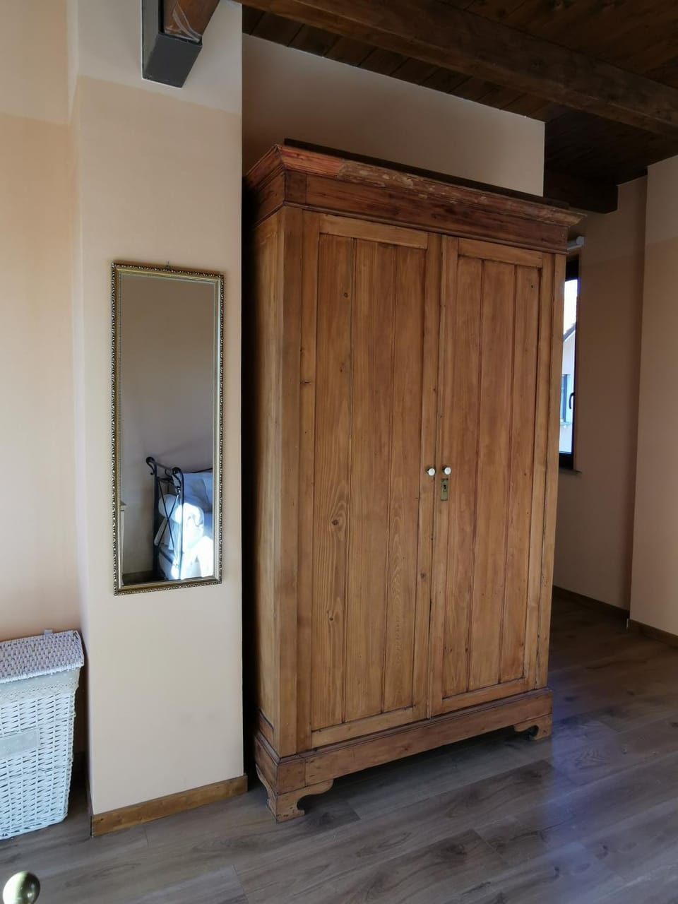Photo of the whole room, Bedroom, wardrobe