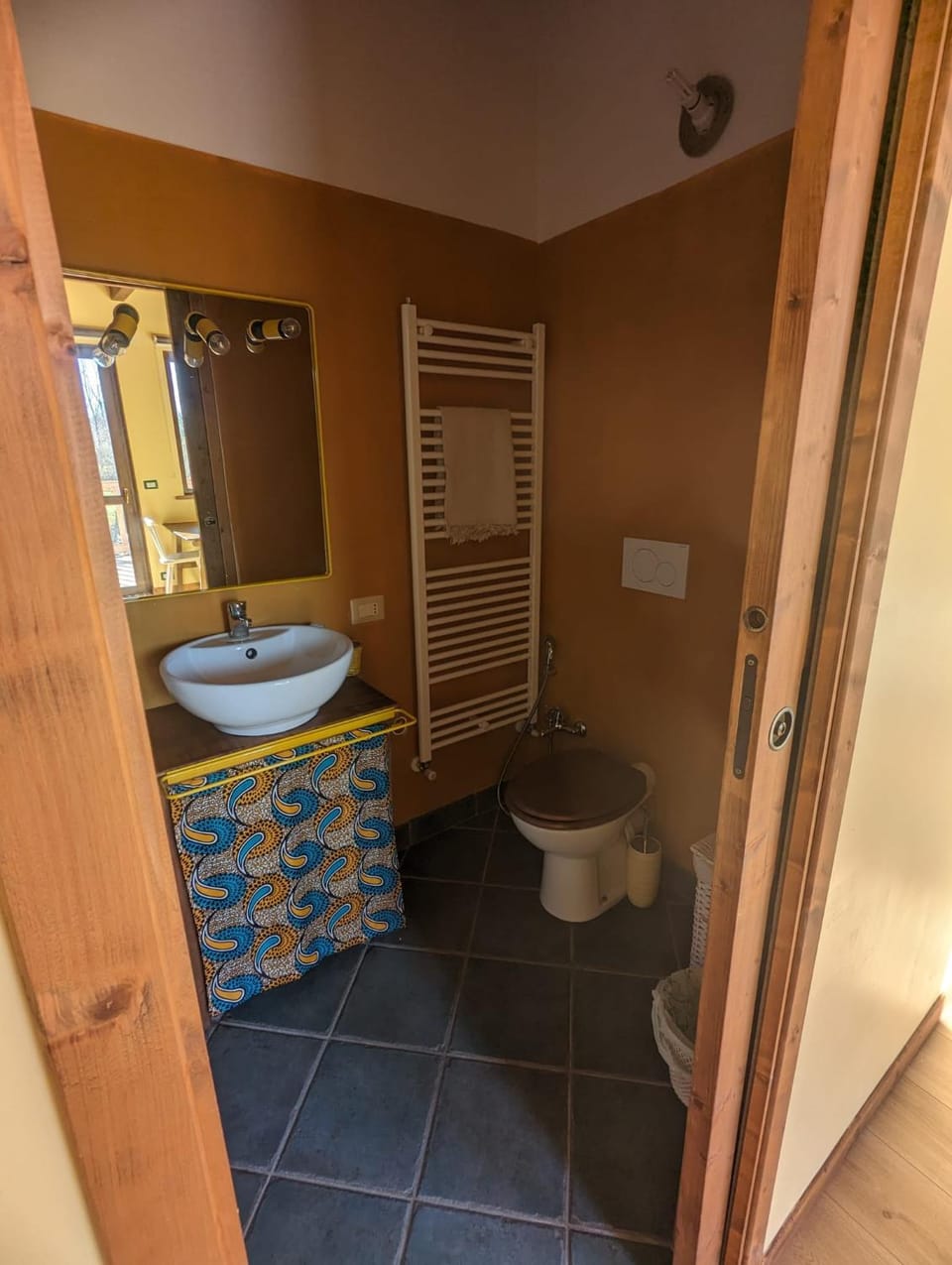 Shower, Toilet, heating, towels, towels
