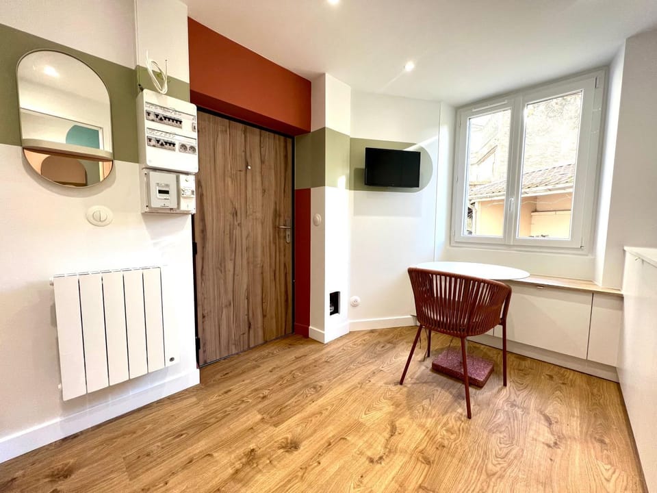 TV and multimedia, Kitchen or kitchenette, Living room, Seating area
