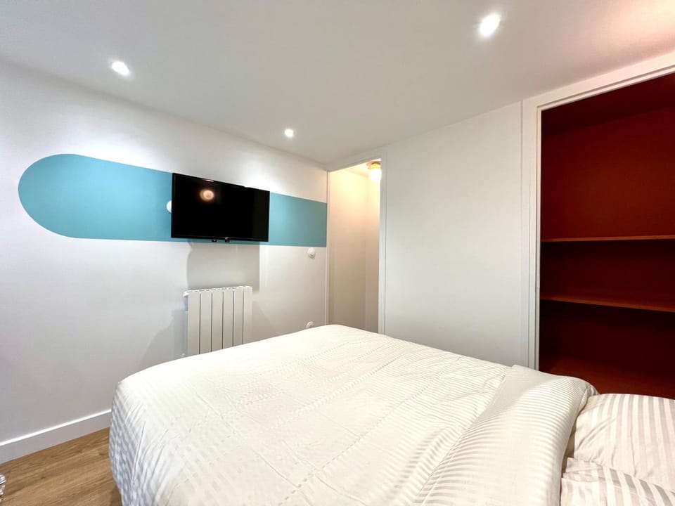 Bed, TV and multimedia, Photo of the whole room, Bedroom