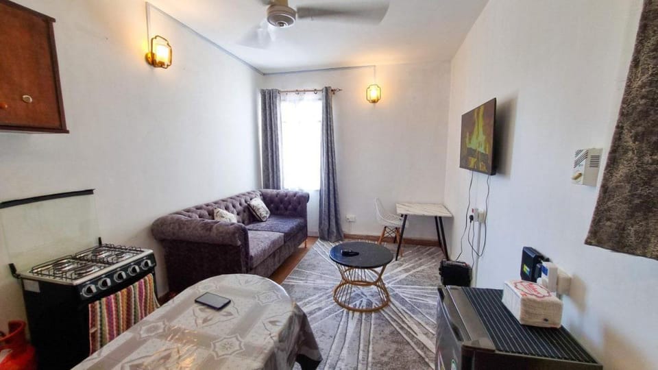 Gee's Holiday Home Apartment in Mombasa CBD - Parking Apartment in Mombasa