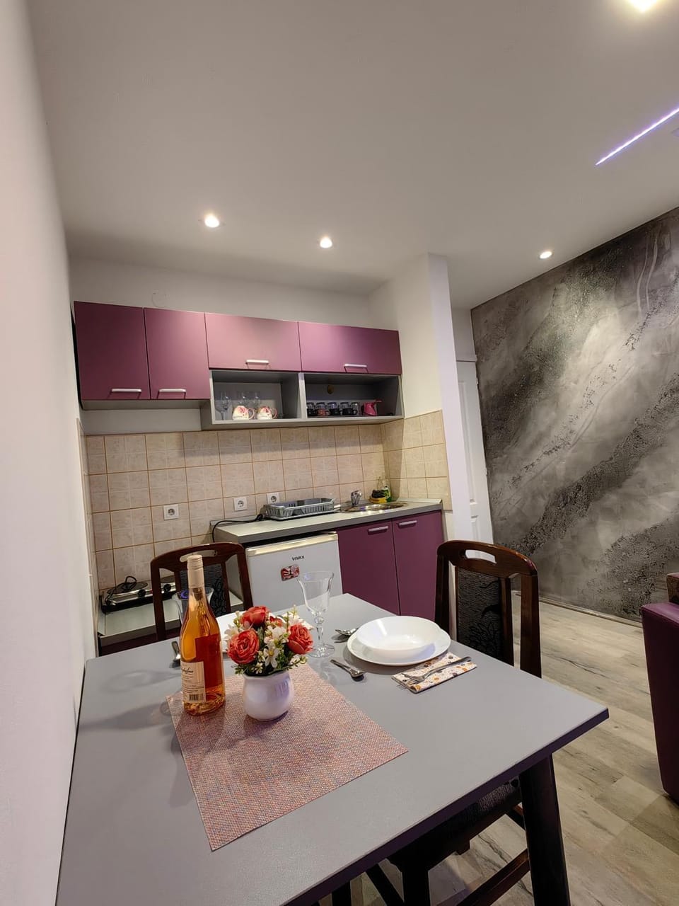 Kitchen or kitchenette, Dining area