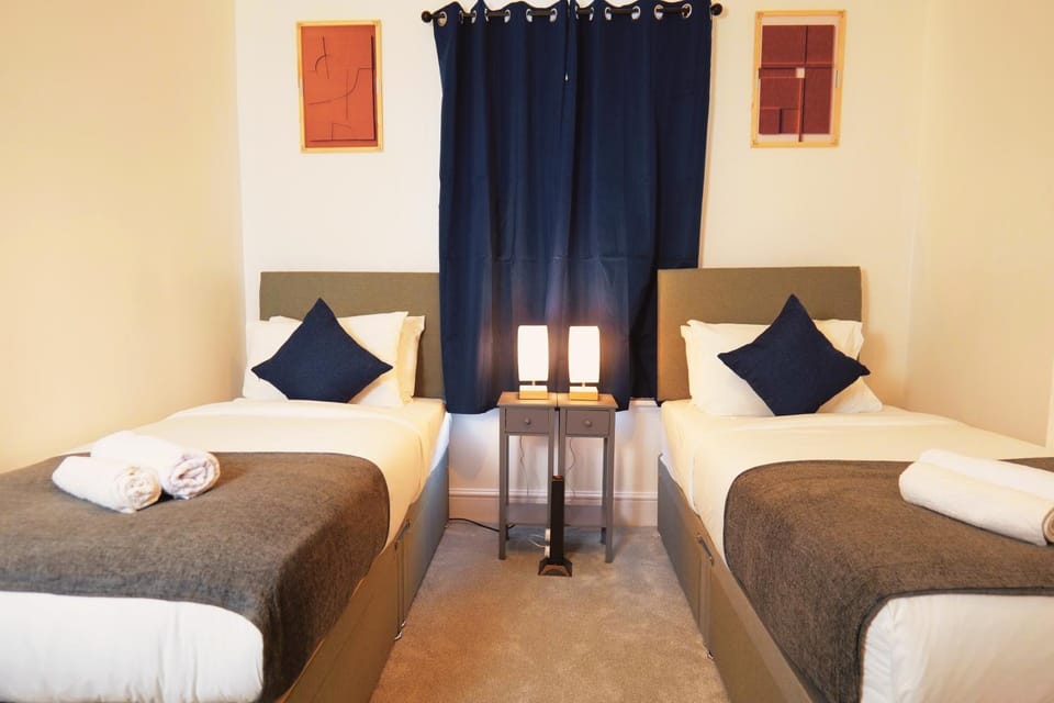 Bed, Decorative detail, Bedroom, towels