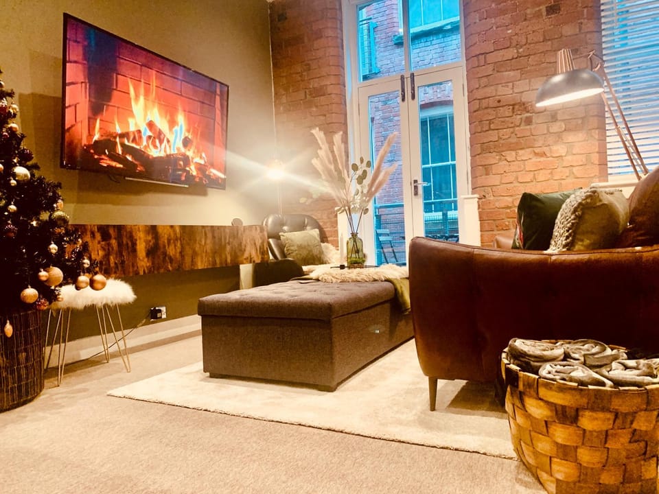 TV and multimedia, Living room, Seating area, Evening entertainment