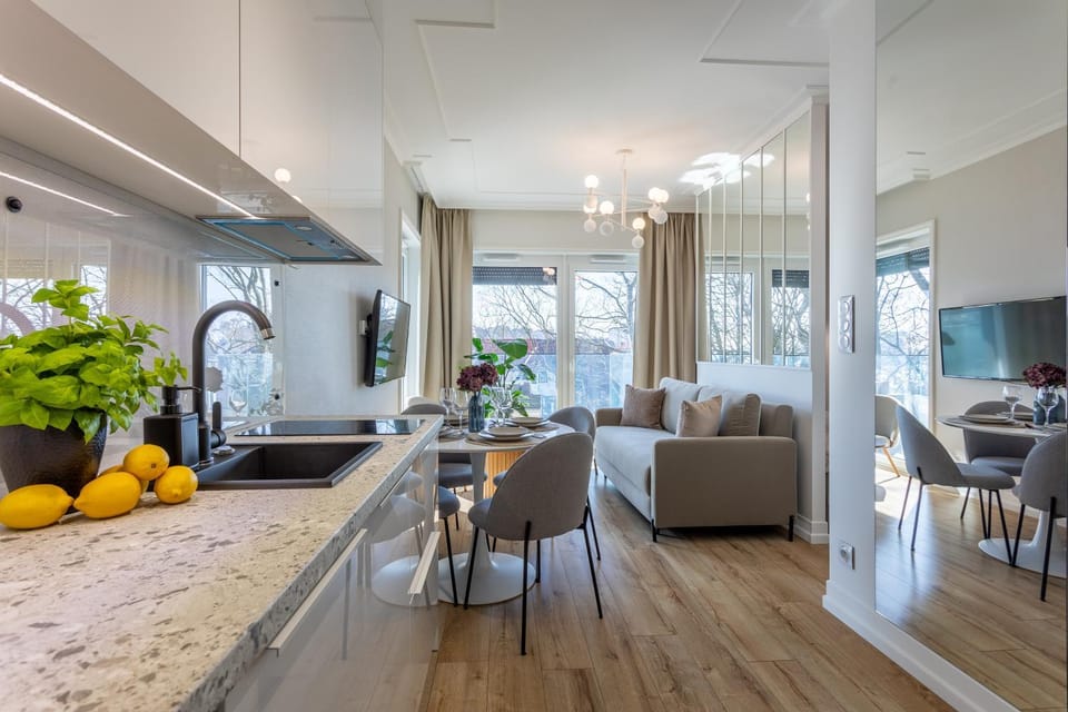 TV and multimedia, Kitchen or kitchenette, Living room, Seating area, Dining area