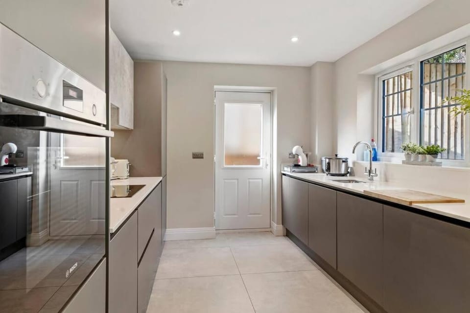 Luxury Detached New 5 Bedroom House Ascot - Parking Private Garden House in England