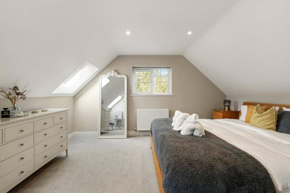 Luxury Detached New 5 Bedroom House Ascot - Parking Private Garden House in England