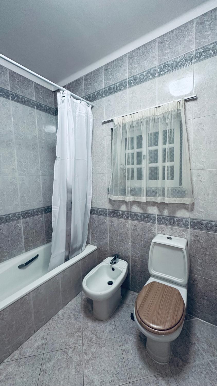 bidet, towels