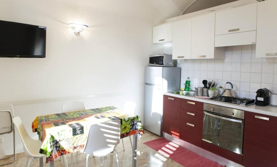 Kitchen or kitchenette, Seating area, Dining area